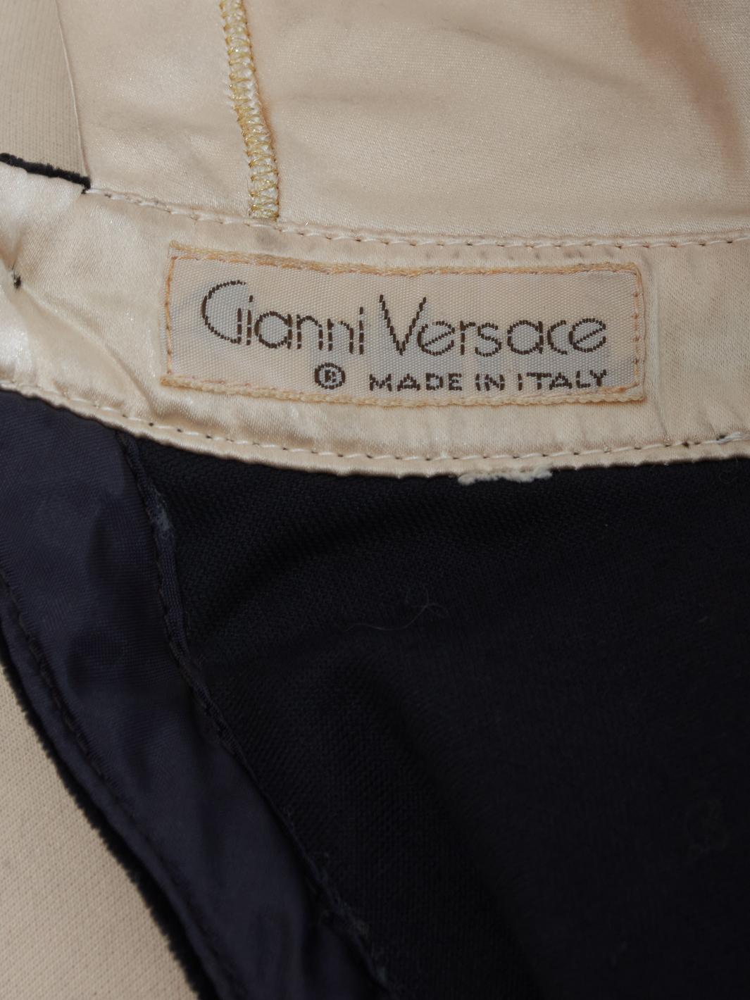 Abito Gianni Versace in velluto nero con colletto in raso